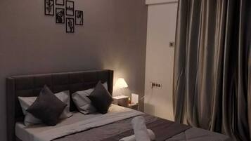 1 bedroom, iron/ironing board, internet, bed sheets