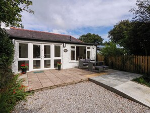 Outdoor dining - Cromlech Cottage at Cromlech Manor Farm (Tyn-y-Gongl)