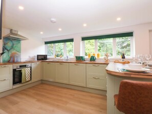 Cookware/dishes/utensils - Cromlech Cottage at Cromlech Manor Farm (Tyn-y-Gongl)
