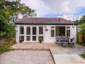 Outdoor dining - Cromlech Cottage at Cromlech Manor Farm (Tyn-y-Gongl)