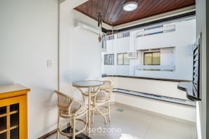 Basic Apartment | Dining