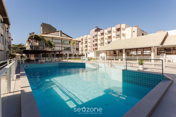 Departamento básico | Alberca | Alberca al aire libre