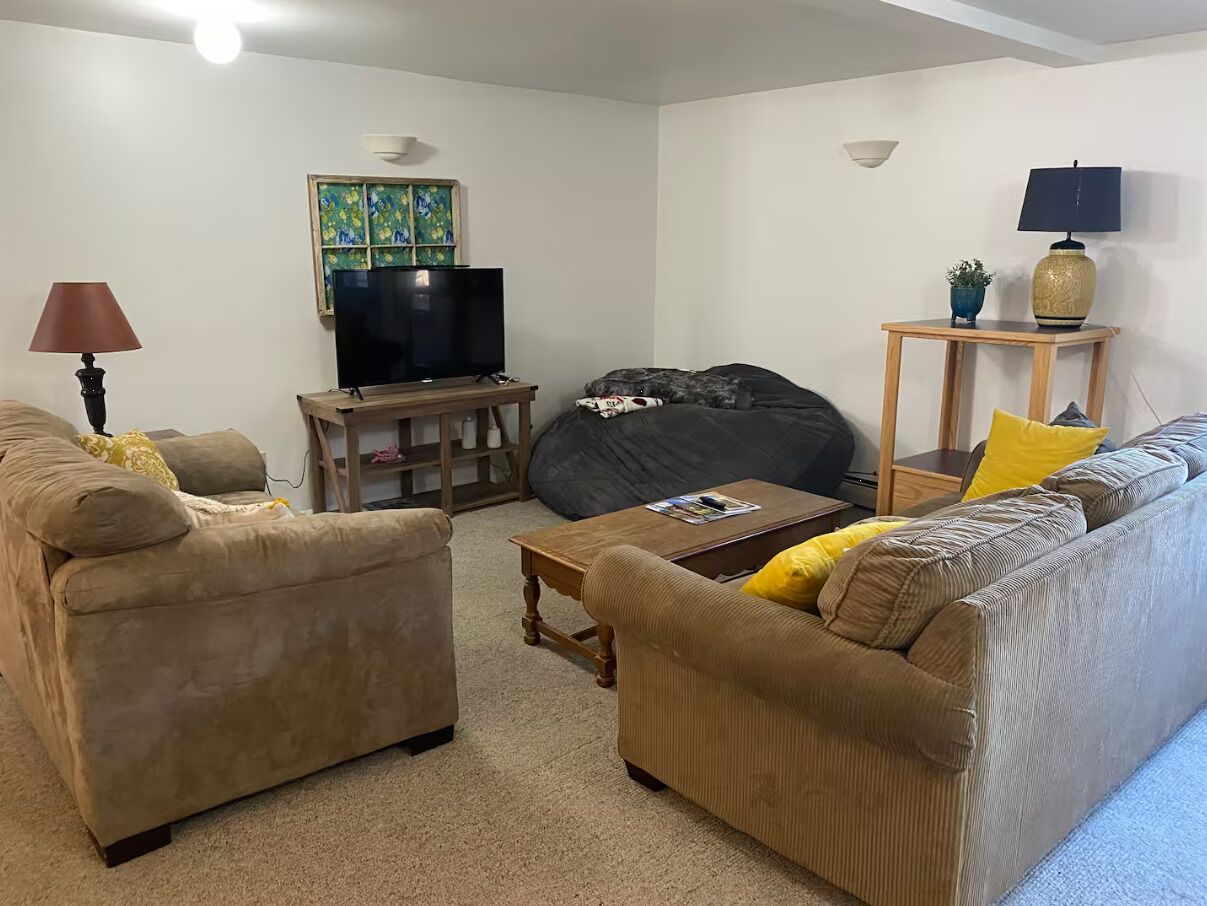 Trails, Tails & Town  Pet-friendly Stay Near It All - Montana