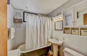 Towels, soap, toilet paper - Trails, Tails & Town – Pet-Friendly Stay Near It All (Helena)