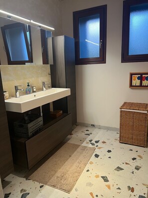 Haartrockner, HandtĂŒcher, Seife, Toilettenpapier
