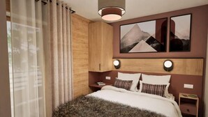 Ein Schlafzimmer mit einem Holzkopfteil, einem großen Bett mit vielen Kissen, einem flauschigen Teppich und einer Wandleuchte.