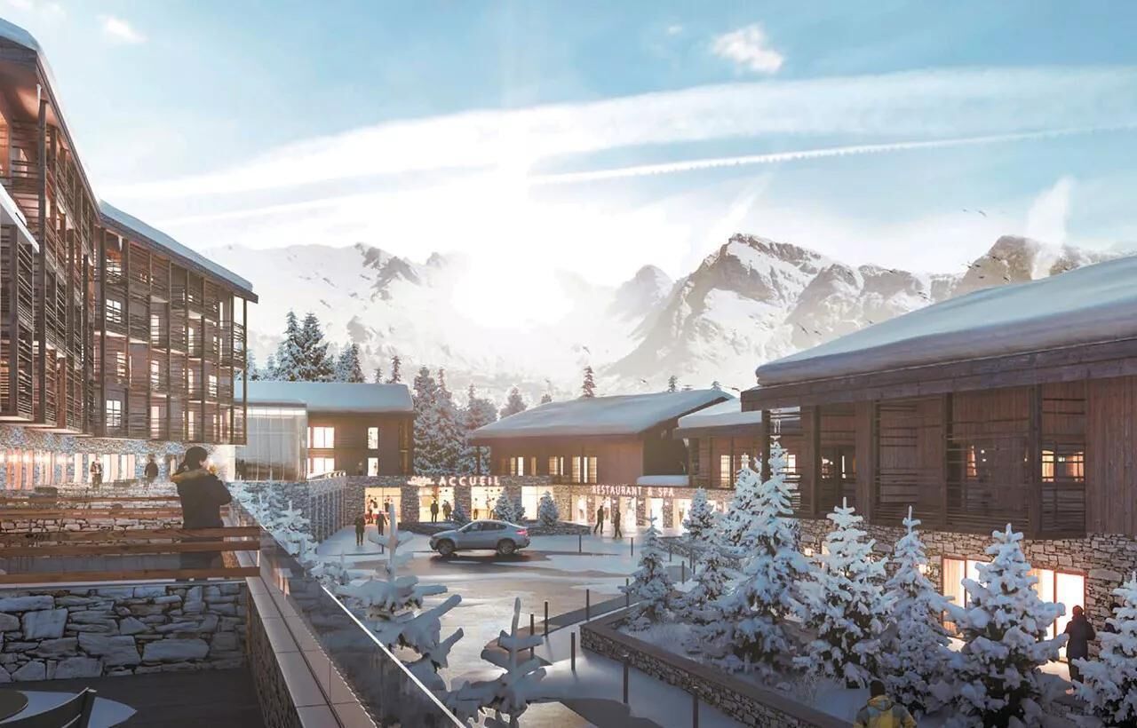 Et moderne hotel med restaurant og spa, omgivet af sneklædte træer og bjerge.