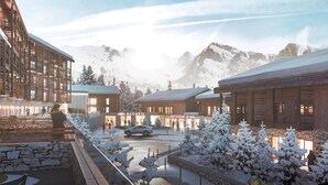 Ein modernes Hotel mit Restaurant und Spa, umgeben von schneebedeckten Bäumen und Bergen.