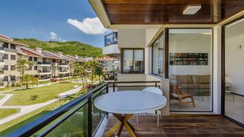 Basic Apartment | Outdoor dining
