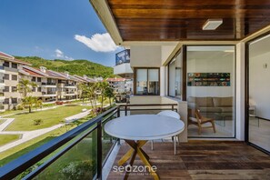 Basic Apartment | Outdoor dining