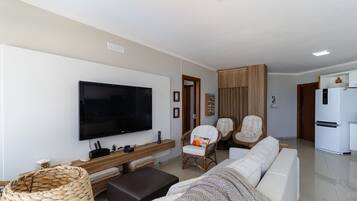 Apartamento básico | Zona de estar | Una televisión