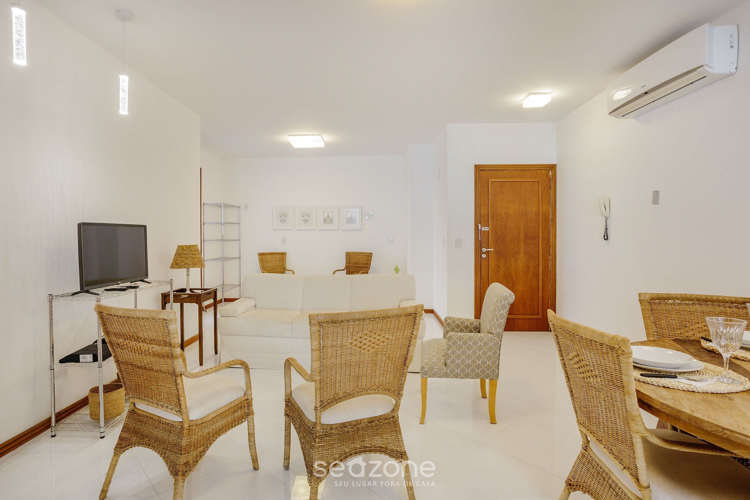 Apartamento básico | Área de estar | TV