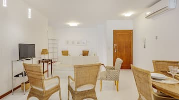 Apartamento básico | Área de estar | TV