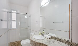 Basic Apartment | Bathroom | Free toiletries - Apt one Block sea 260m Praia dos Ingleses Rie0315 (Florianópolis)