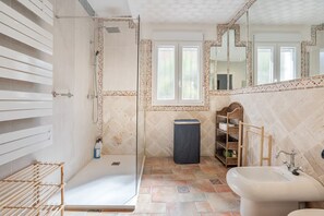 Regadera, secadora de cabello, bidet, toallas 