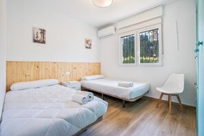 3 chambres, bureau, fer et planche à repasser, lit parapluie