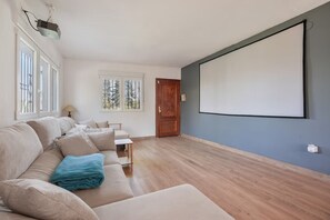 TV connectée, cheminée, livres, écrans d'ordinateur