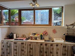 Réfrigérateur, micro-ondes, plaque de cuisson, cafetière/bouilloire