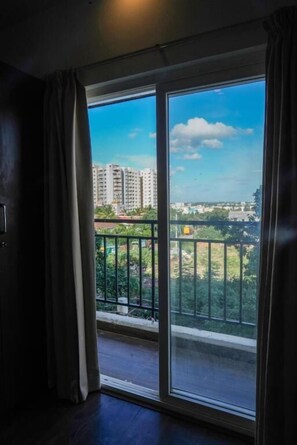 Deluxe Double Room, Balcony, City View | Interior - Suraksha Stay ITPL Hotel (Bengaluru)