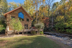Exterior - Creekside Fairytale Cottage-Hot Tub-Cozy Fireplace (Hot Springs)