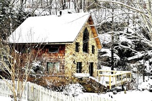 Exterior - Creekside Fairytale Cottage-Hot Tub-Cozy Fireplace (Hot Springs)