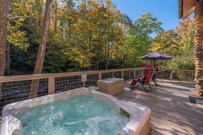 Outdoor spa tub - Creekside Fairytale Cottage-Hot Tub-Cozy Fireplace (Hot Springs)