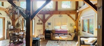 Creekside Fairytale Cottage-Hot Tub-Cozy Fireplace