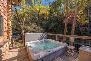 Outdoor spa tub - Creekside Fairytale Cottage-Hot Tub-Cozy Fireplace (Hot Springs)