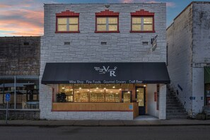 Exterior - Creekside Fairytale Cottage-Hot Tub-Cozy Fireplace (Hot Springs)