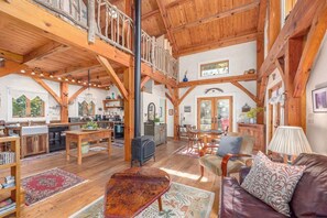 Smart TV, fireplace, books - Creekside Fairytale Cottage-Hot Tub-Cozy Fireplace (Hot Springs)