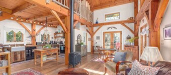 Creekside Fairytale Cottage-Hot Tub-Cozy Fireplace