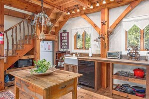 Fridge, microwave, oven, stovetop - Creekside Fairytale Cottage-Hot Tub-Cozy Fireplace (Hot Springs)