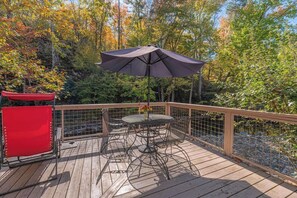 Outdoor dining - Creekside Fairytale Cottage-Hot Tub-Cozy Fireplace (Hot Springs)