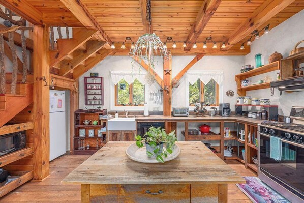 Fridge, microwave, oven, stovetop - Creekside Fairytale Cottage-Hot Tub-Cozy Fireplace (Hot Springs)