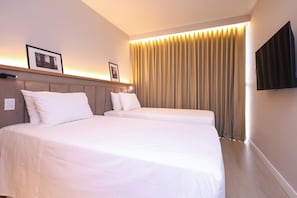 Superior tvåbäddsrum | Värdeförvaringsskåp på rummet, skrivbord och arbetsyta för laptop