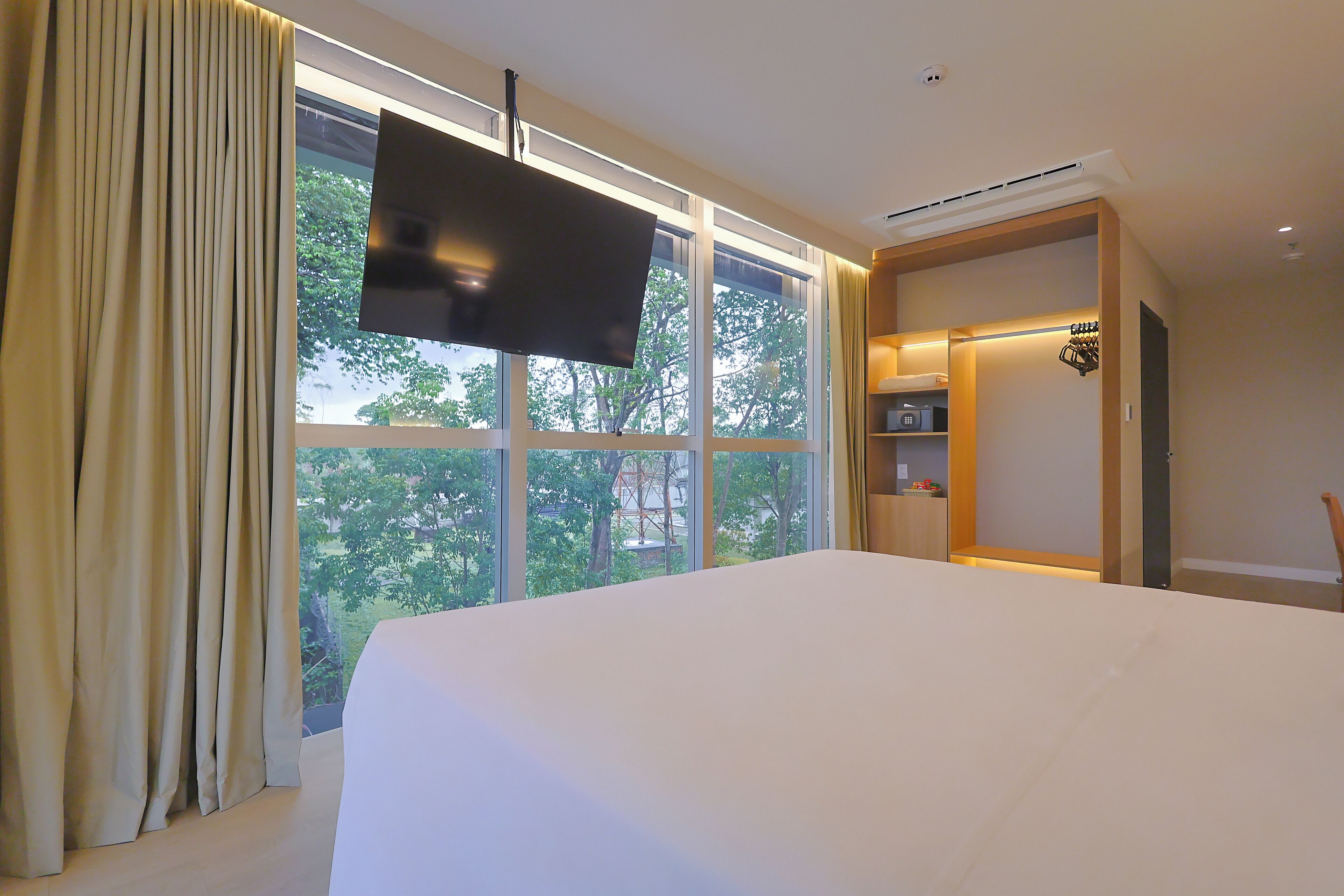 Caja de seguridad en la habitación y escritorio 