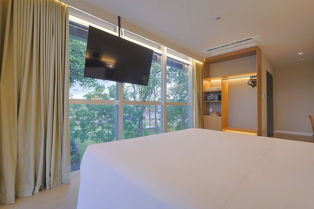 Deluxe Double Room | In-room safe, desk, laptop workspace, blackout curtains
