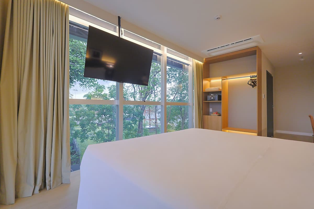 Deluxe dubbelrum | Värdeförvaringsskåp på rummet, skrivbord och arbetsyta för laptop