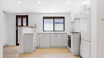 Jääkaappi, mikroaaltouuni, uuni, liesi