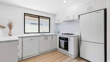 KĂŒhlschrank, Mikrowelle, Ofen, Herdplatte