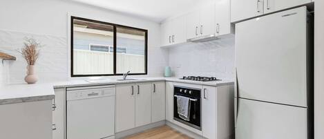 Kjøleskap, mikrobølgeovn, ovn og kokeplater