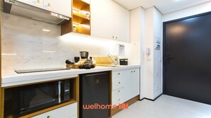 Een magnetron, een kookplaat, een koffiezetapparaat/waterkoker