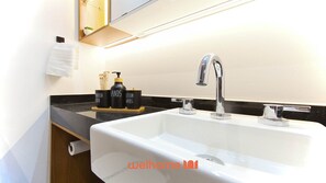 Een douche, een haardroger, handdoeken, shampoo