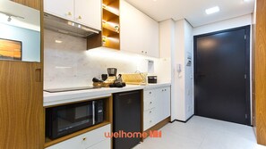 Mikrobølgeovn, kogeplade, kaffe-/temaskine