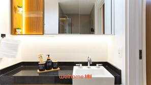 Chuveiro, secador de cabelo, toalhas de banho, shampoo