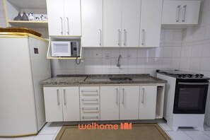 Køleskab, mikrobølgeovn, ovn, kogeplade