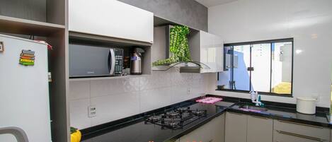 KĂŒhlschrank, Mikrowelle, Herdplatte, Toaster