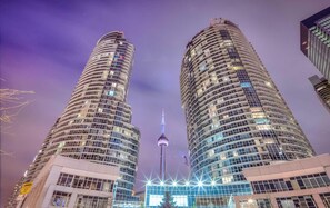 Exterior - Waterclub Lakeview 2 BR Condo, Pool, Gym, Parking (Toronto)