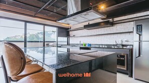 Kylskåp, mikrovågsugn, ugn och brödrost