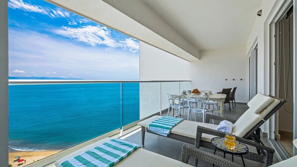 Apartemen Comfort, 2 kamar tidur, balkon, pemandangan pantai | Balkon